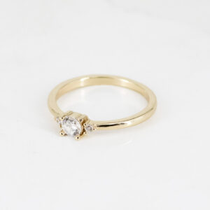 ANILLO SOLITARIO 3 CRISTALES